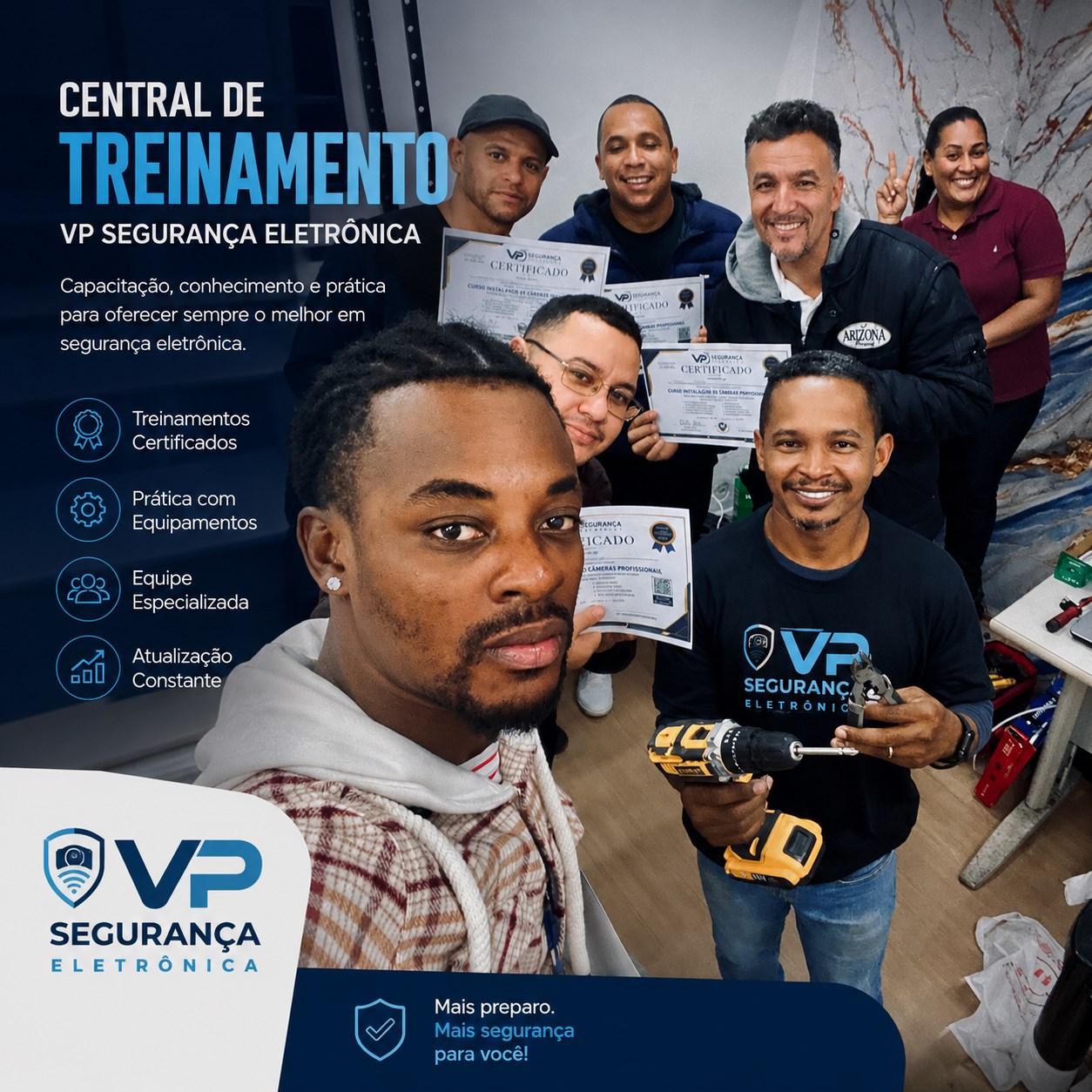 Alunos e equipe da Central de Treinamento VP com certificados e equipamentos de segurança eletrônica