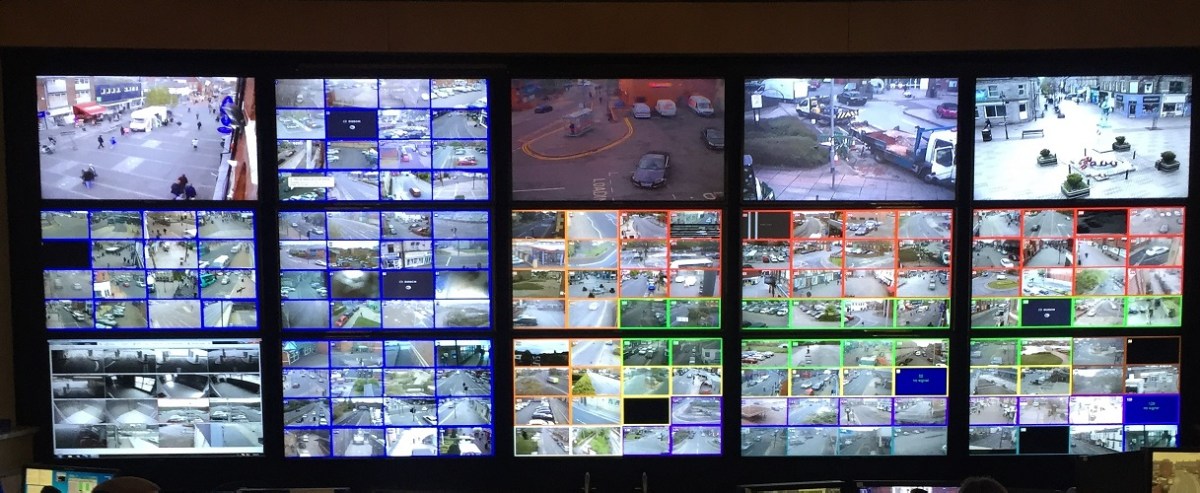 Parede de monitores de uma central de CFTV